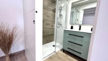 Basic Apartment | Bathroom