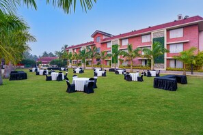 Outdoor banquet area - Treat Beach Resort & Spa (Dahanu)