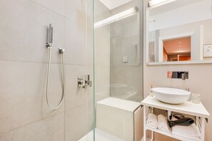 Secadora de cabello, toallas, jabón, papel de baño 