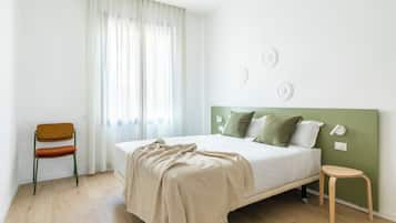Une chambre à coucher avec un lit, une chaise et un petit tabouret.