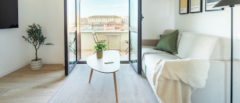 Leilighet, 1 soverom, balkong | Oppholdsområde | TV