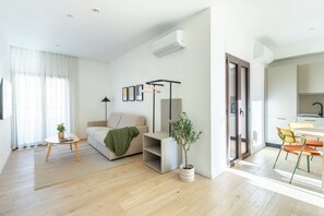 Leilighet, 1 soverom, terrasse | Oppholdsområde | TV