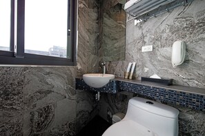 淋浴設備、雨淋花灑  、風筒、提供毛巾