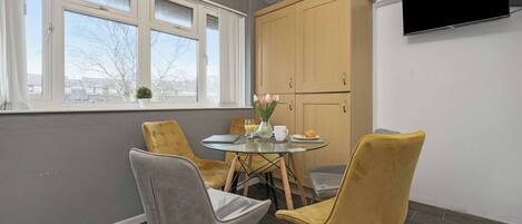 Apartment, 2 Bedrooms, Garden View | Dining room