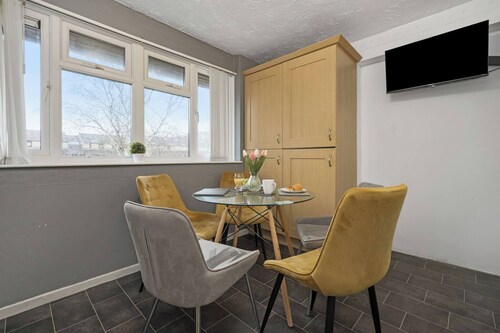 Milton Keynes 2BR Free Parking Contractor Friendly