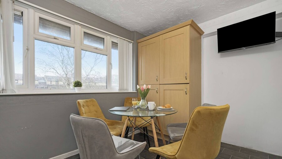 Milton Keynes 2BR Free Parking Contractor Friendly