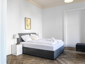 Basic Apartment - Beautiful 2BR Near AKH Ideal For Groups (Vienna)