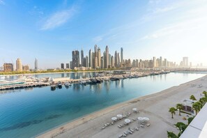 Beach - Free housekeeping visits during your stay - StayShort - Elegant 1 Bedroom in EMAAR Beachfront that Sleeps 2 (EMAAR Beachfront)