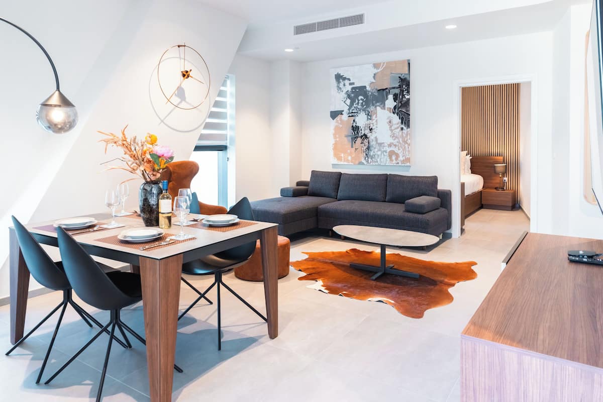 Basic Apartment, City View | Living area