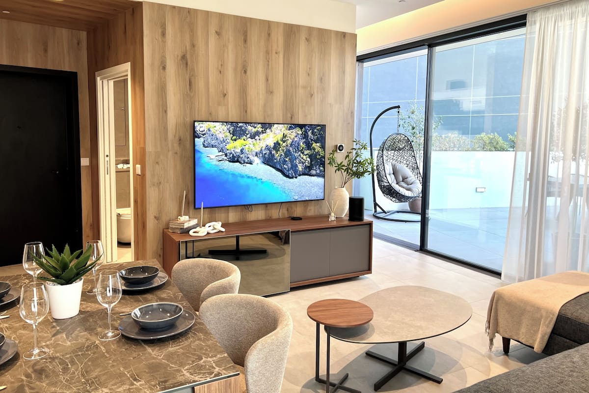 Basic Apartment, City View | Living area