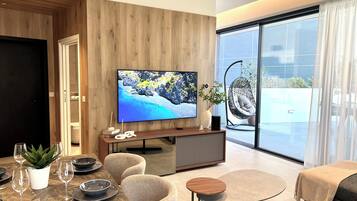 Basic Apartment, City View | Living area