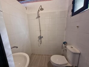 Bathtub, free toiletries, hair dryer, towels - Old Nile hotel (Luxor)