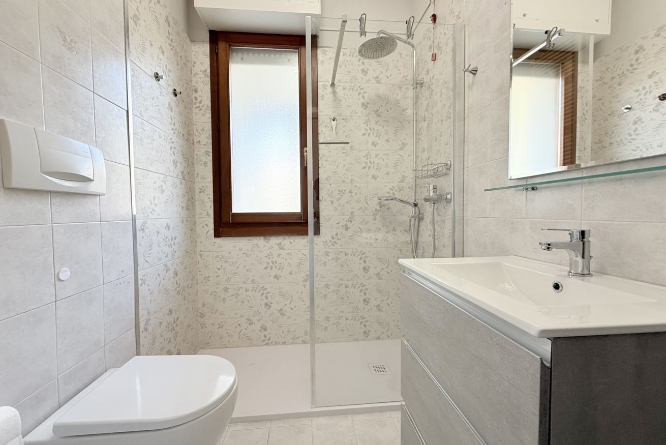 Shower, bidet, towels