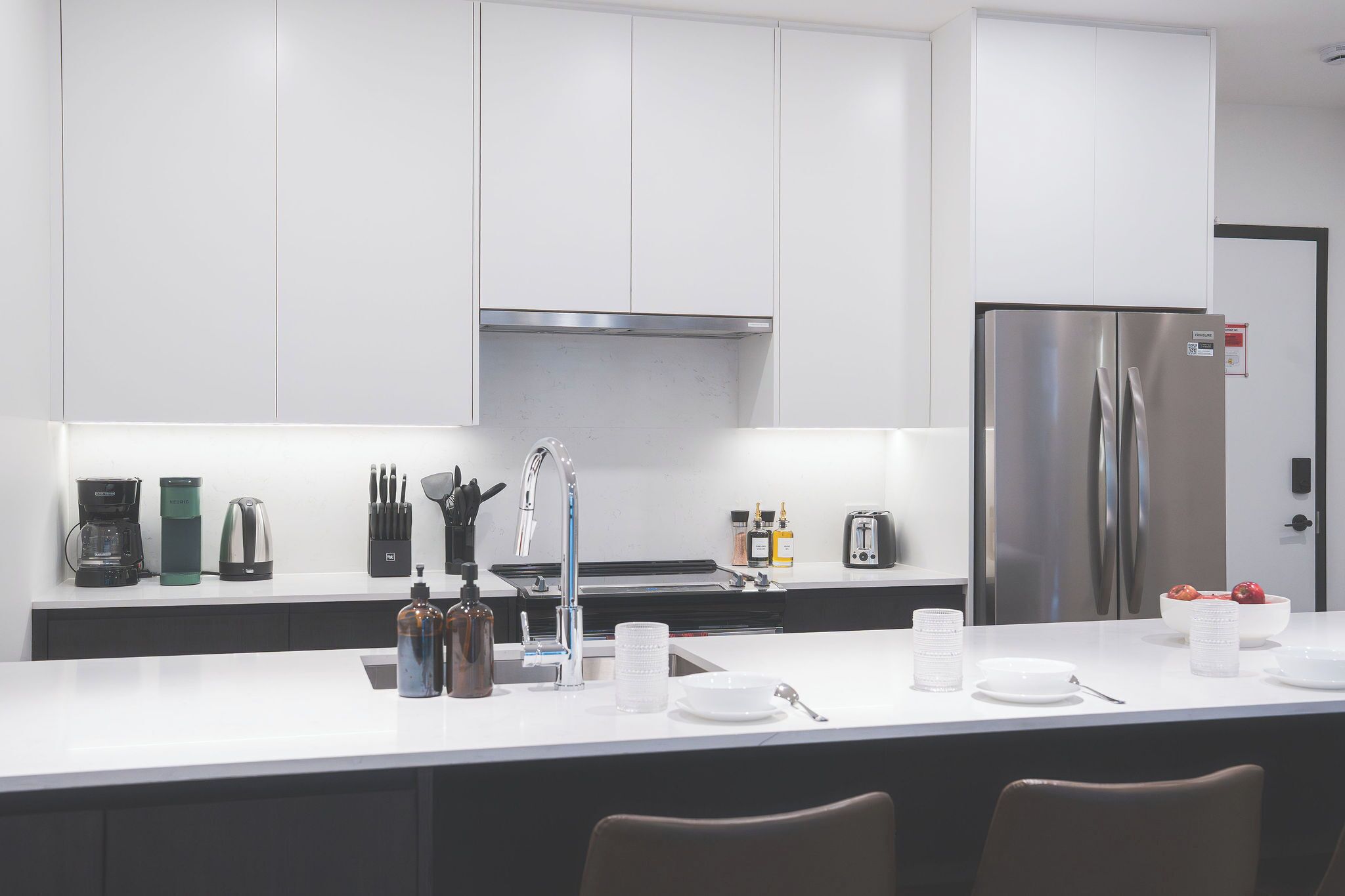 Kühlschrank, Mikrowelle, Ofen, Herdplatte