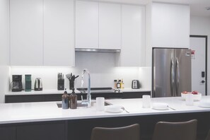 Réfrigérateur, micro-ondes, four, plaque de cuisson