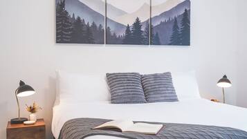 Tabla de planchar con plancha, wifi gratis, ropa de cama