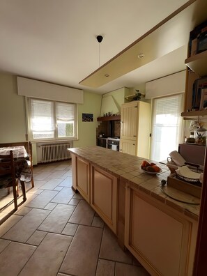 Frigorífic, microones, forn i placa de cuina 