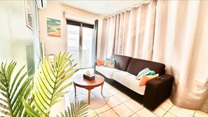 Living area - Le Cosy Canet - studio for 2, air conditioning & beach 30m away (Canet-en-Roussillon)