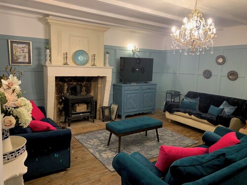  CHIC 4 BED FARMHOUSE - CHARENTE MARITIME. RUSTIC, REFINED, REMARKABLE SLEEPS 10