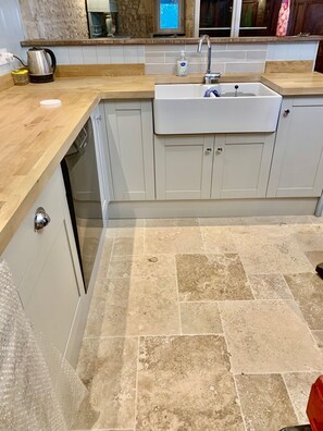 Mikrovågsugn, ugn och diskmaskin