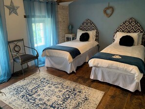 7 عدّة غرف نوم ومكواة/لوح كي وواي فاي وملاءات أسرّة