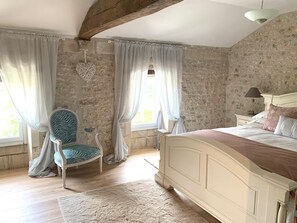4 bedrooms, iron/ironing board, WiFi, bed sheets -  BEAUTIFUL 4 BED FAMILY GITE WITH POOL-CHARENTE MARITIME. SLEEPS 10 (Mérignac)