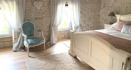 CHIC 4 BED FARMHOUSE - CHARENTE MARITIME. RUSTIC, REFINED, REMARKABLE SLEEPS 10