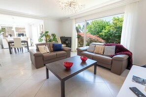 Smart TV, books - Beautiful house between town and country on the edge of the Ter pond by Groom (Larmor-Plage)