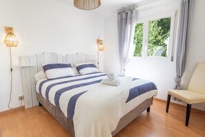 3 bedrooms, iron/ironing board, travel cot, free WiFi - Beautiful house between town and country on the edge of the Ter pond by Groom (Larmor-Plage)