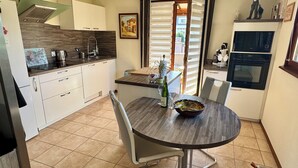 Kaffetrakter/tekoker, kjøleskap, mikrobølgeovn og ovn