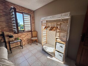 3 Schlafzimmer, Schreibtisch, Bügeleisen/Bügelbrett, Reisekinderbett