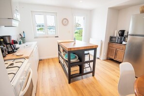 Fridge, microwave, oven, stovetop - Cozy House with Garden, 3 Minutes from the Beaches by Groom (Ploemeur)