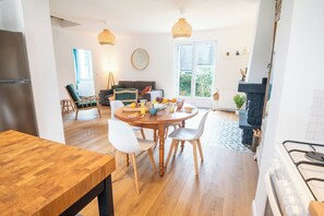 Dining - Cozy House with Garden, 3 Minutes from the Beaches by Groom (Ploemeur)