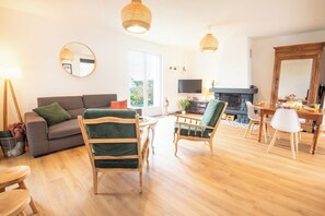 Smart TV, books - Cozy House with Garden, 3 Minutes from the Beaches by Groom (Ploemeur)