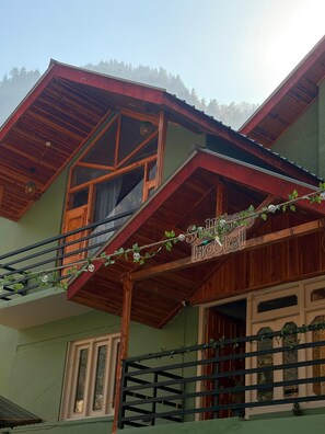 Exterior detail - SolHaus hostel (Kasol)