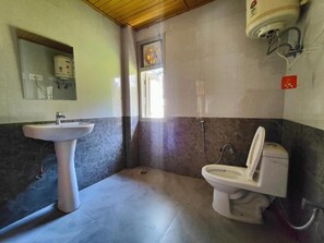 Superior Double Room, Balcony, Valley View | Bathroom - SolHaus hostel (Kasol)