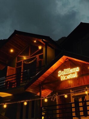 Exterior detail - SolHaus hostel (Kasol)