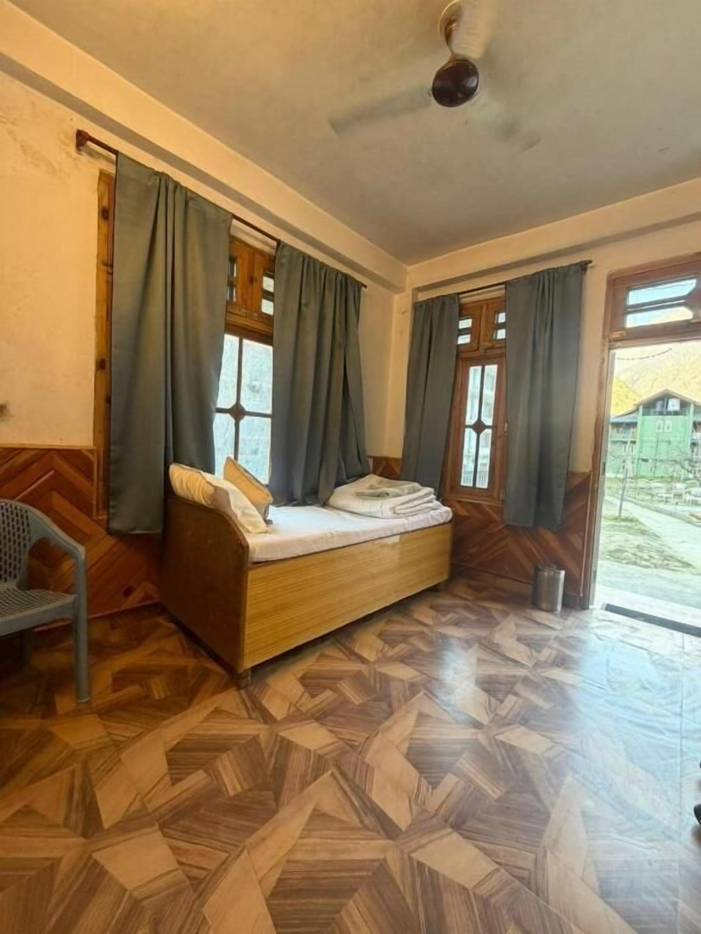 Single Room, Valley View