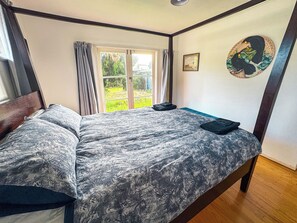 3 bedrooms, iron/ironing board, WiFi, bed sheets - Mid Century Peace - 3 bedroom house in great location (Te Atatu South)