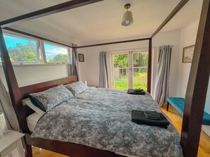 Tabla de planchar con plancha, wifi y ropa de cama 