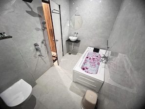 Jacuzzi Suite | Deep-soaking bathtub