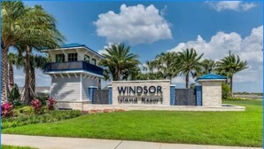 Señal del Windsor Island Resort con un edificio moderno y palmeras al fondo.