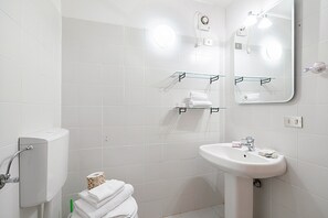 Apartamento estándar, varias habitaciones (La Piazzetta) | Baño | Ducha, secador de pelo, bidé y toallas
