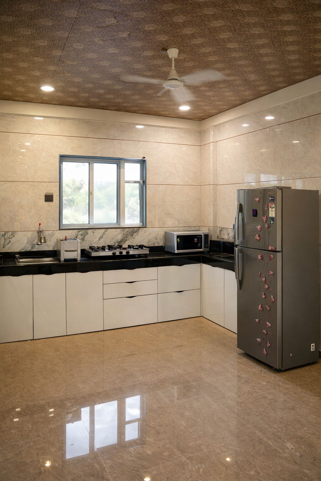 Køleskab, mikrobølgeovn, ovn, kogeplade