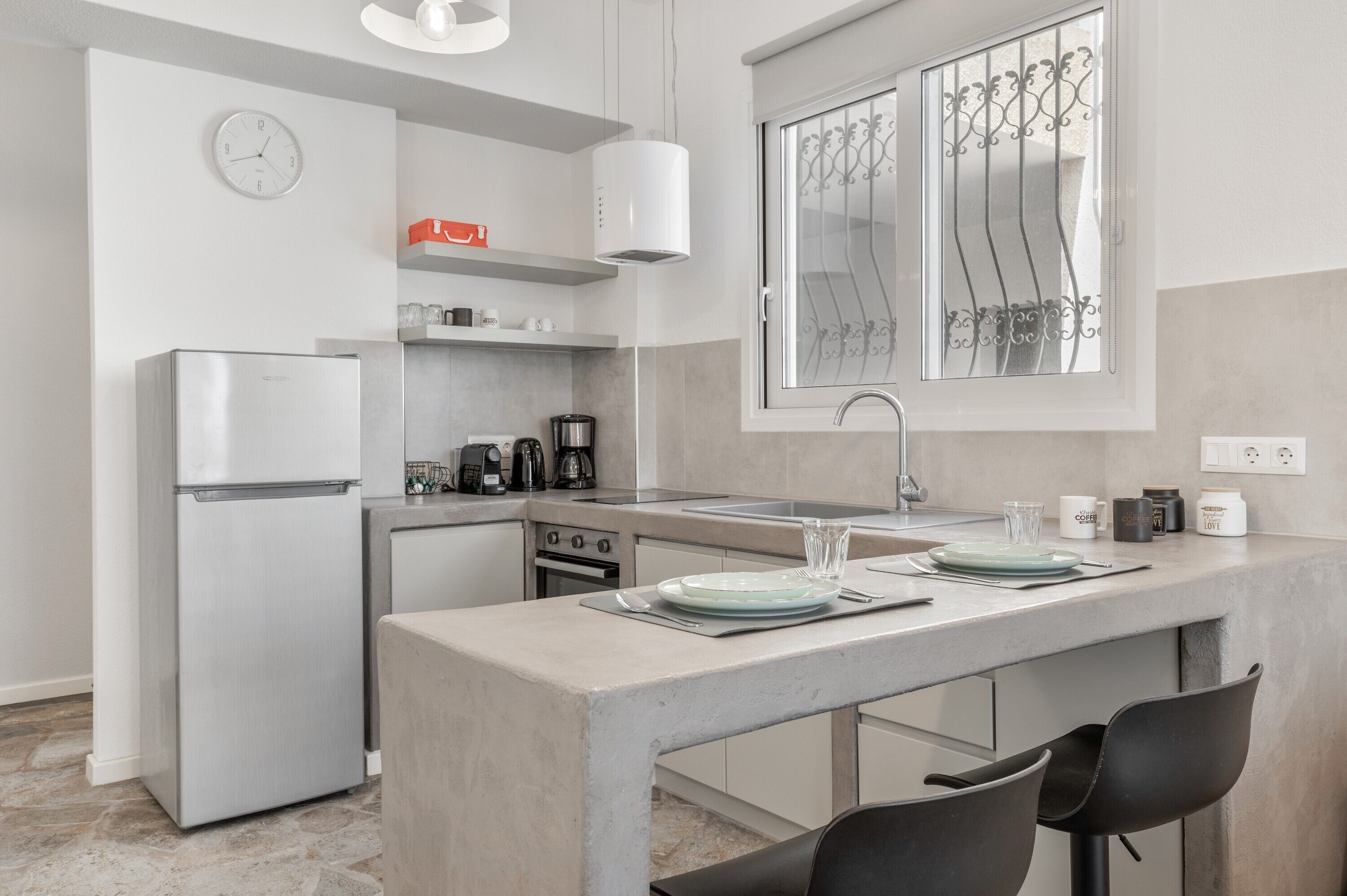 Frigorífico, horno, placa de cocina y lavavajillas