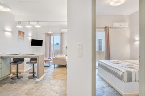 Tabla de planchar con plancha, wifi, ropa de cama