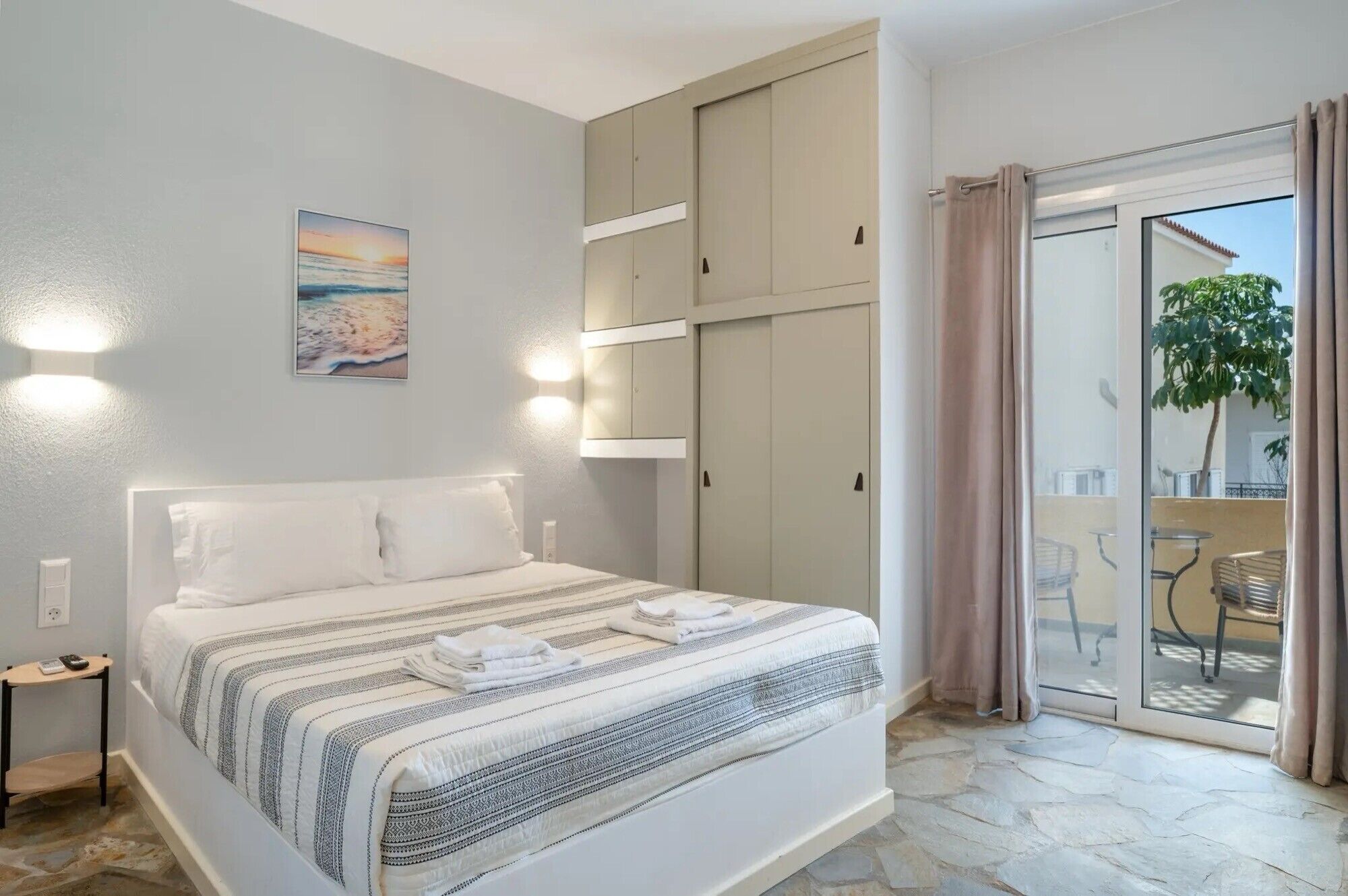 Iron/ironing board, WiFi, bed sheets