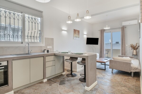 Fridge, oven, stovetop, dishwasher