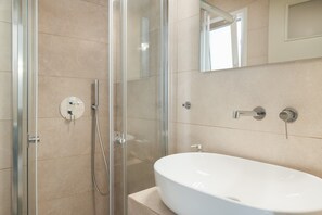 Dusche, Haartrockner, Handtücher