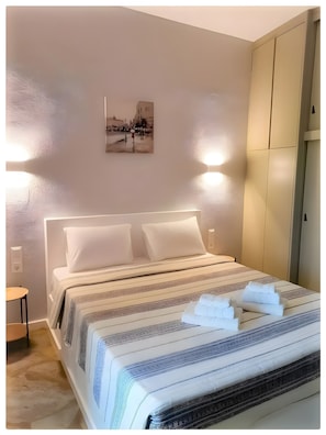 Tabla de planchar con plancha, wifi y ropa de cama